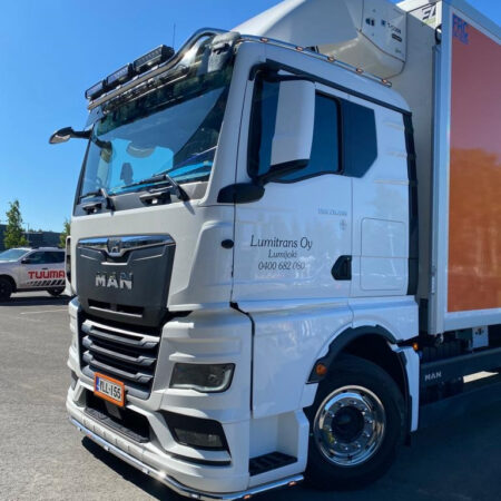 Kuvassa Sivujatkot MAN TGX GN ohjaamoon, 5+5LED