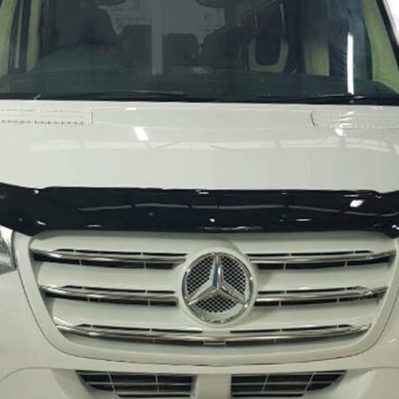 Kuvassa Maskin kromisarja Mercedes-Benz Sprinter