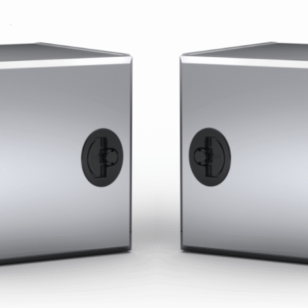 Kuvassa Sivulle aukeavat alumiiniset työkalulaatikot