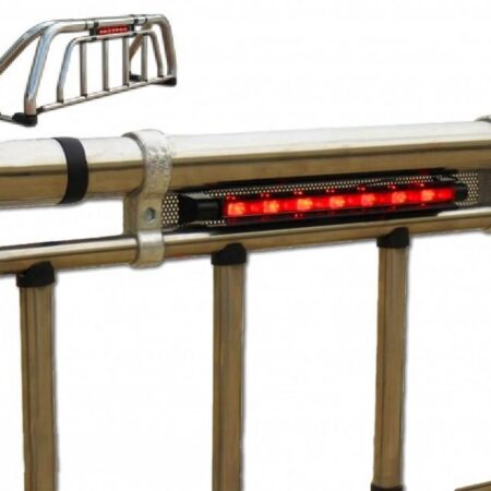 Kuvassa Lisäjarruvalo lavakaareen, kalterimalli