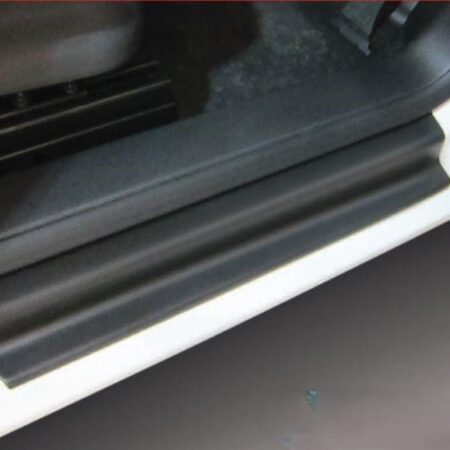 Kuvassa RGM Etuovien kynnyssuojat Caddy 14-