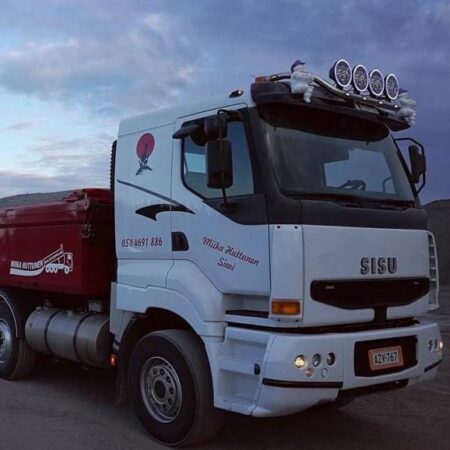 Kuvassa Lisävaloteline katolle Sisu E/R, matala ohjaamo