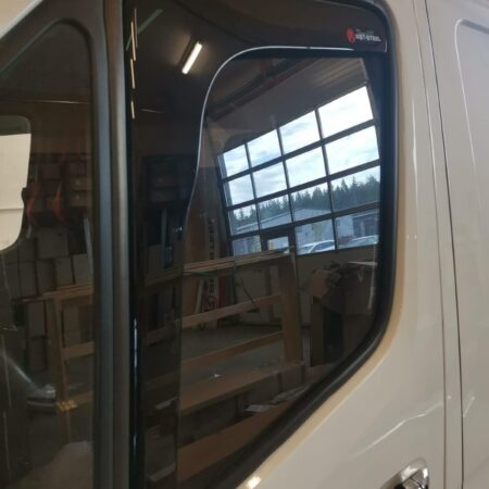 Kuvassa Ikkunavetosuojat MB Sprinter