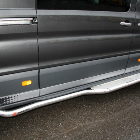 Kuvassa Kylkiputket astimilla Ford Transit 2014- pitkä akseliväli (LWB)