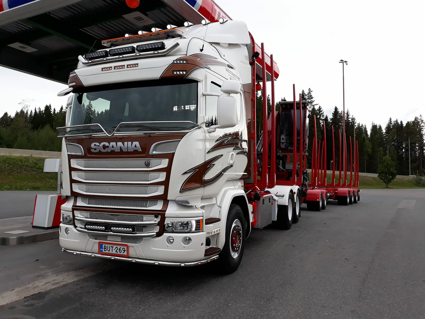 Kuvassa Lisävaloteline maskiin Scania-R 2010-2016