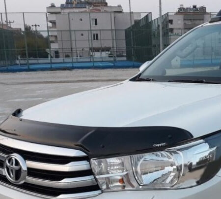 Kuvassa Tuuliohjain konepeltiin Toyota Hilux 2020-