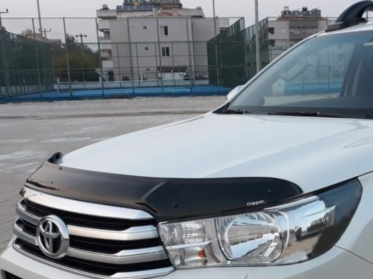 Kuvassa Tuuliohjain konepeltiin Toyota Hilux 2020-