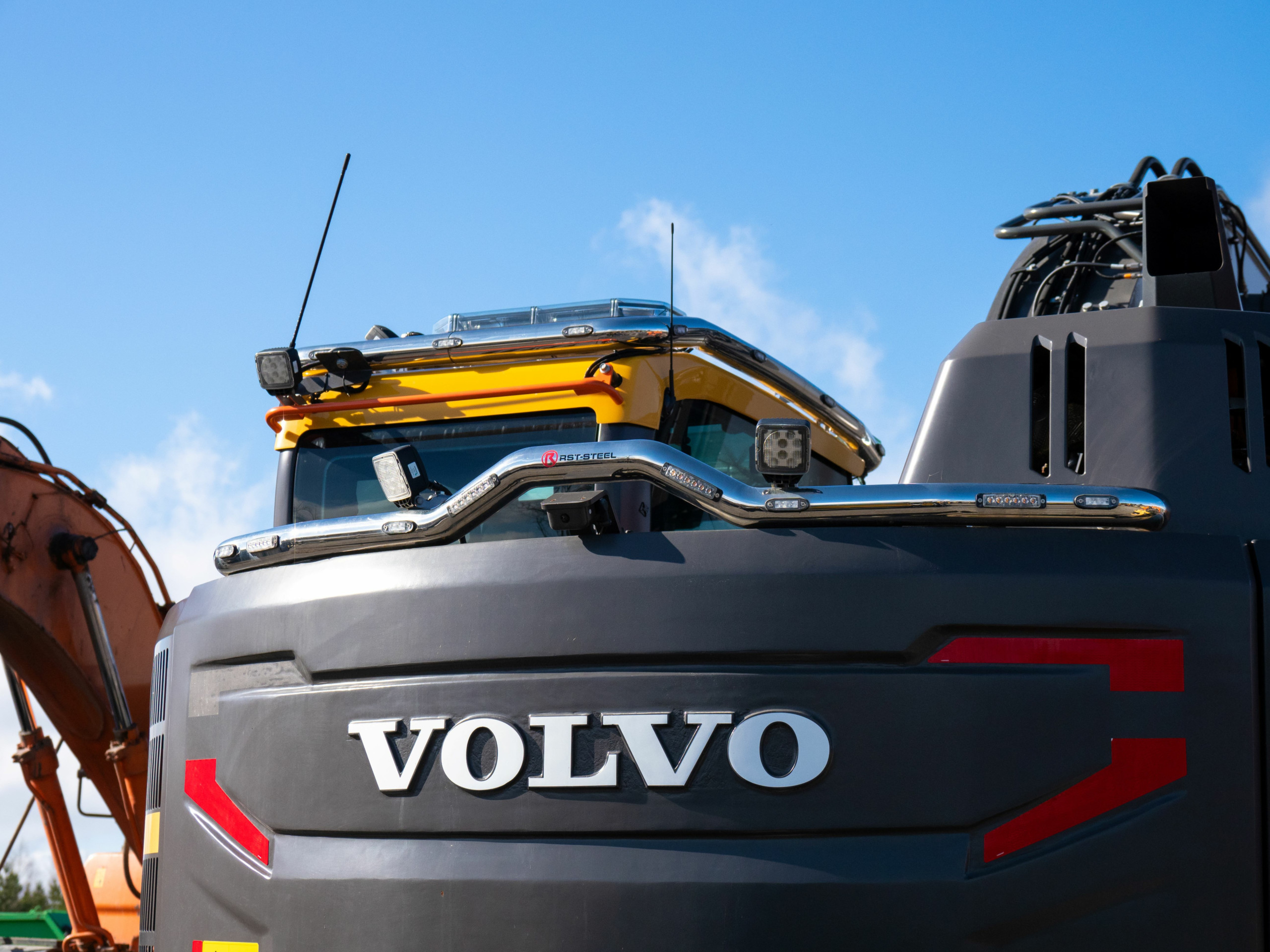 Kuvassa Valoteline taakse / peräpuntin päälle Volvo ECR235EL 2016-