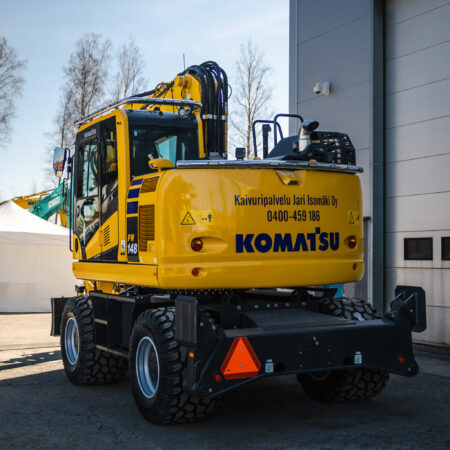 Kuvassa Lisävaloteline taakse / peräpuntin päälle Komatsu PW148-11