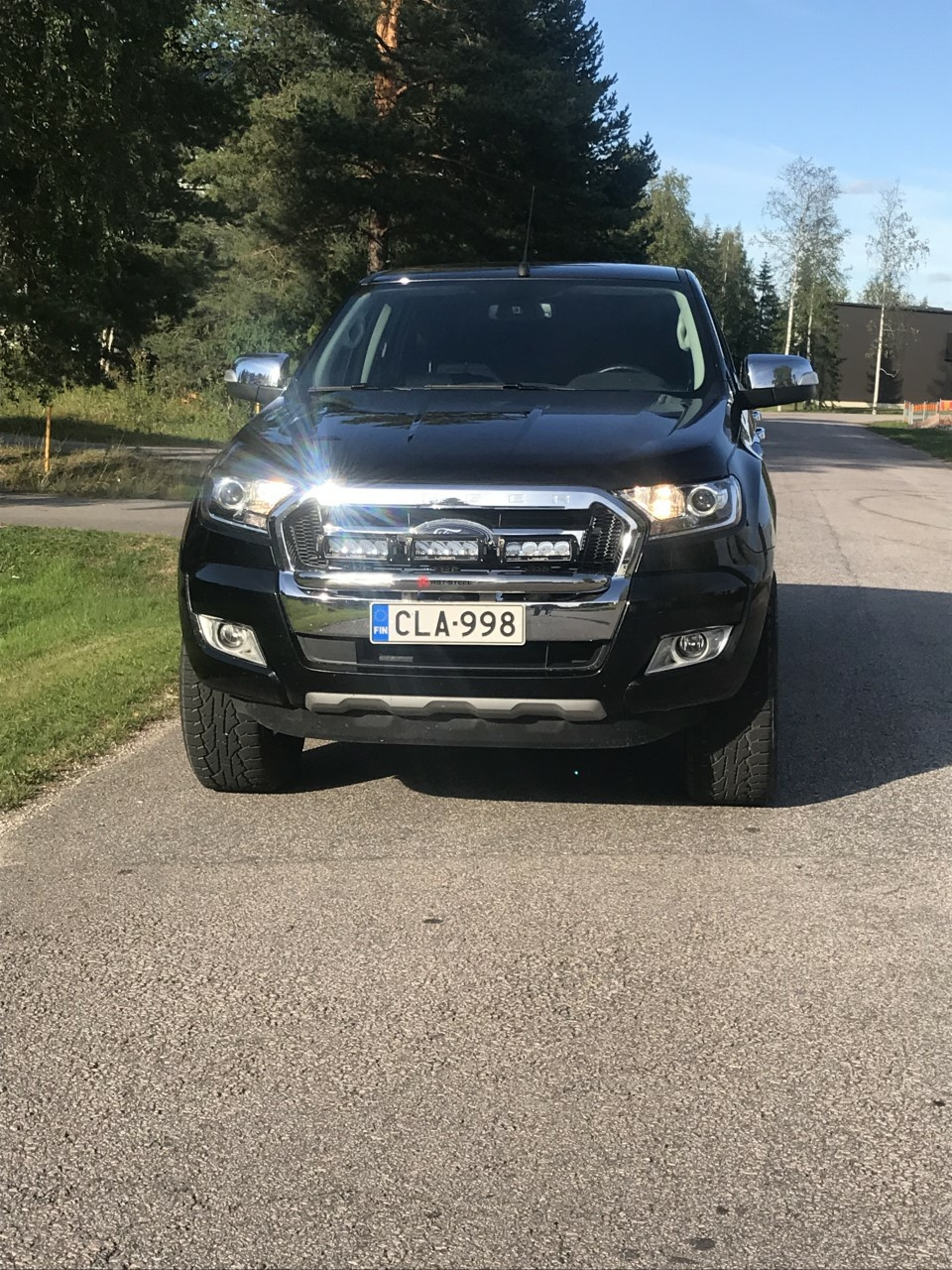 Kuvassa Valoteline pieni Ford Ranger 2016-2022