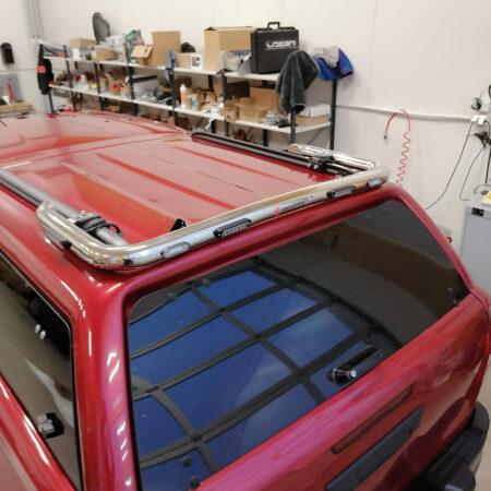 Kuvassa Toyota Hilux Double Cab 2016-> työvaloteline lavakatteen päälle