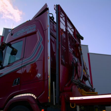 Kuvassa Koristeputket sivutuuliohjaimiin Scania NG S 2017-, CS20H-S12