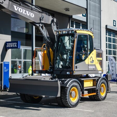 Kuvassa Valoteline katolle Volvo EC/ EW/ ECR/ EWR kaivinkoneisiin