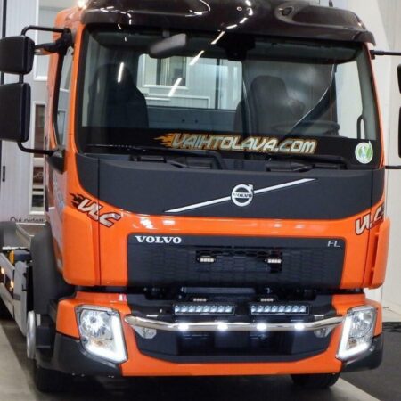 Kuvassa Lisävaloteline maskiin Volvo FL, Lazer lisävaloilla