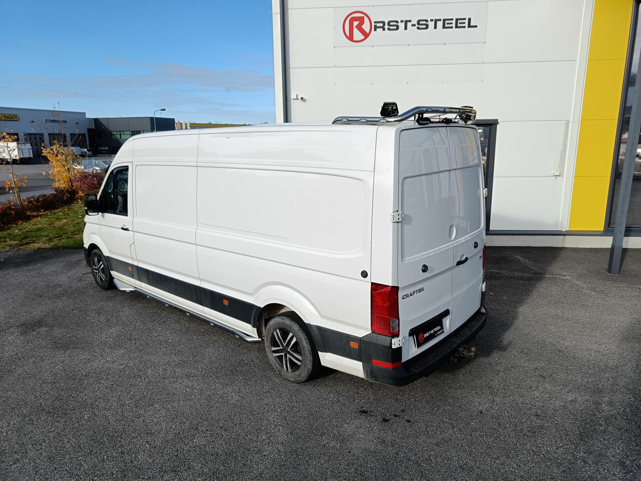 Kuvassa Työvaloteline taakse VW Crafter 2017-