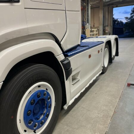 Kuvassa Sivuhelmaputket Scania NG R 2017- (AV 3150mm)