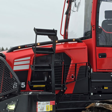 Kuvassa Koristeputket konepeittoon Komatsu 855 ajokone