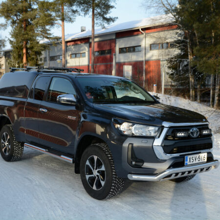 Kuvassa Steeler Kylkiputket askelmilla Toyota Hilux 2015-