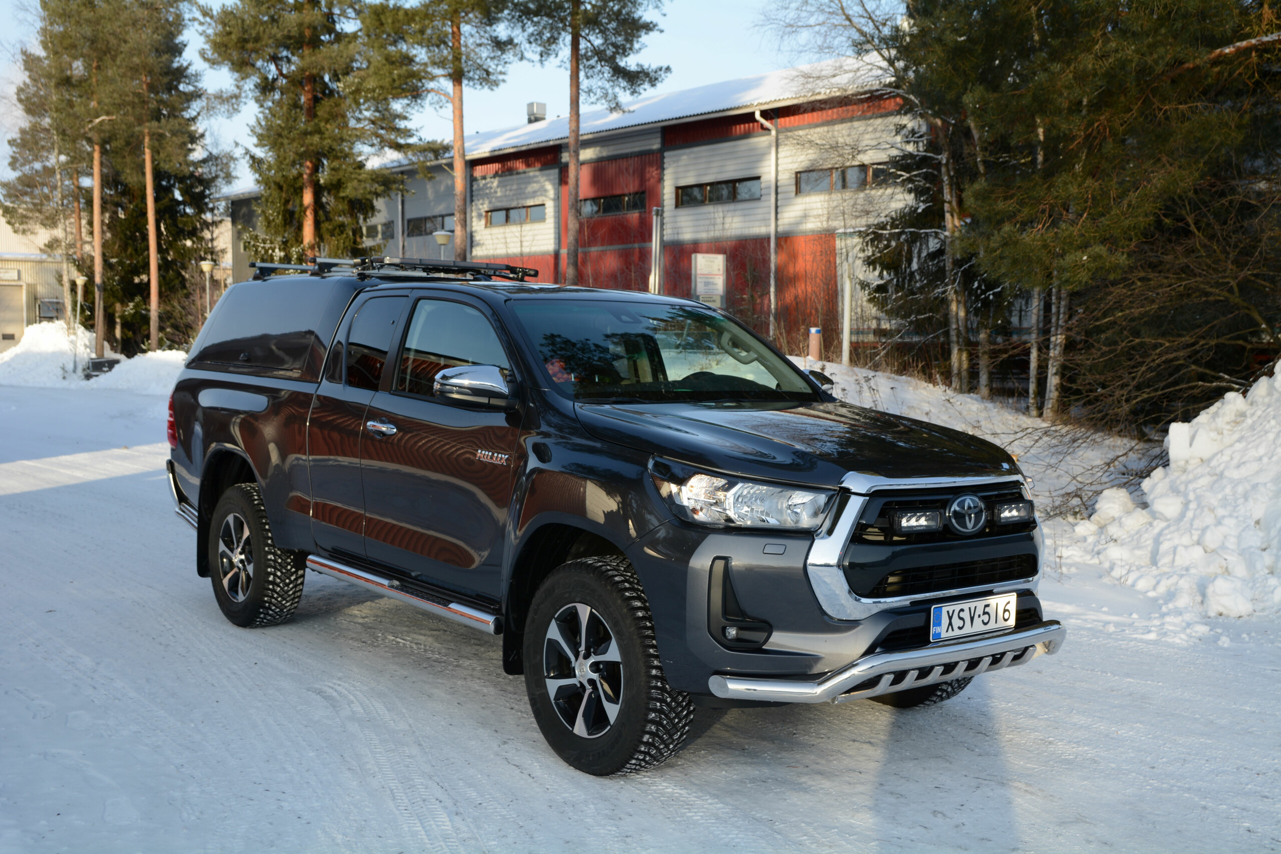 Kuvassa Steeler Kylkiputket askelmilla Toyota Hilux 2015-