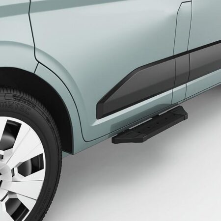 Kuvassa Astinlauta etuoveen Renault Master 2024-