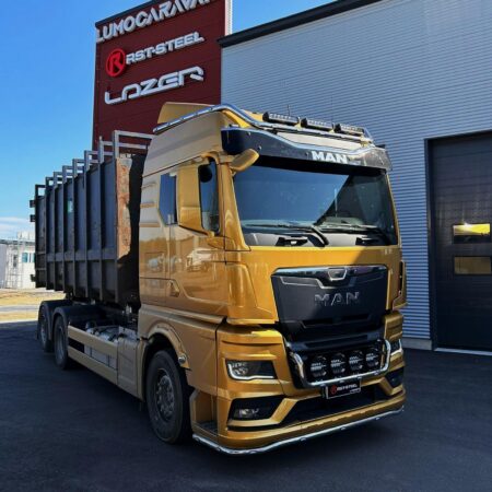 Kuvassa Lisävaloteline katolle sivujatkoilla MAN TGX GM-ohjaamo 2021-