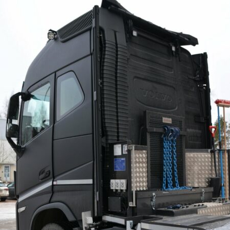 Kuvassa Koristeputket sivutuuliohjaimiin Volvo FH4 Globetrotter