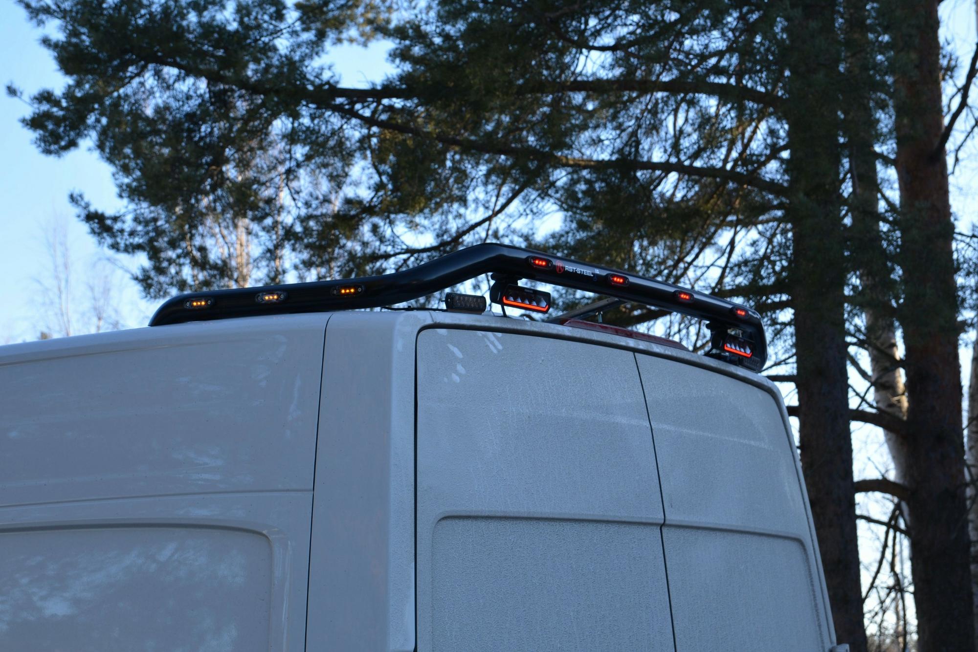 Kuvassa Työvaloteline taakse VW Crafter 2017-