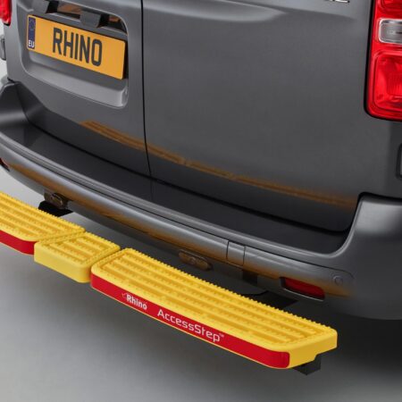 Kuvassa AccessStep takaoven astinlauta Kolmiosainen Ford Transit 2014-