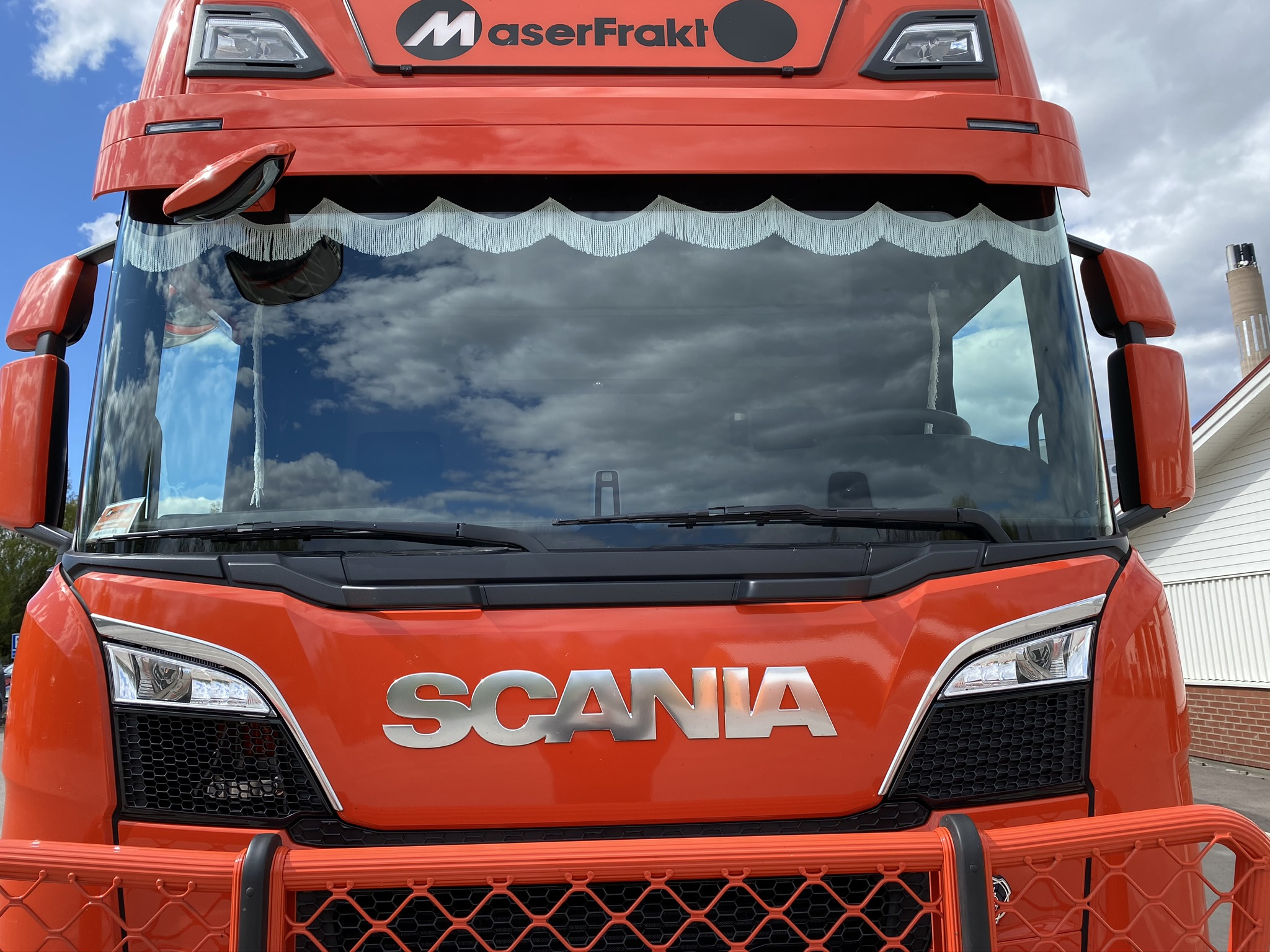 Kaareva verhokappa hapsuilla kuorma-auton tuulilasiin - Image 2