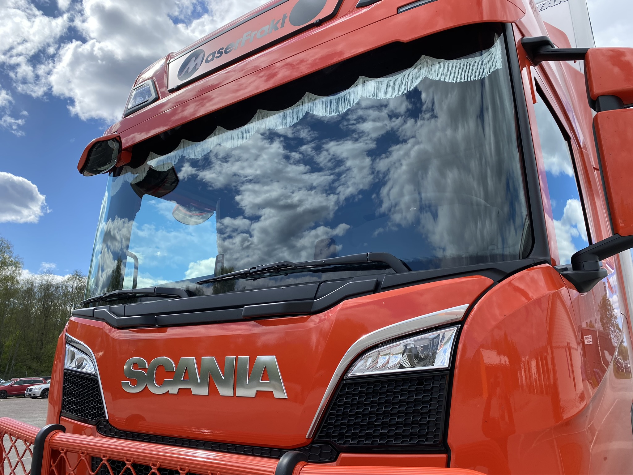 Kaareva verhokappa hapsuilla kuorma-auton tuulilasiin - Image 3