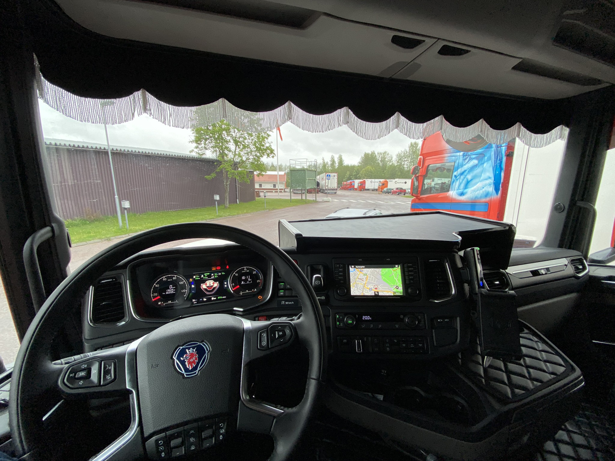 Kaareva verhokappa hapsuilla kuorma-auton tuulilasiin - Image 4