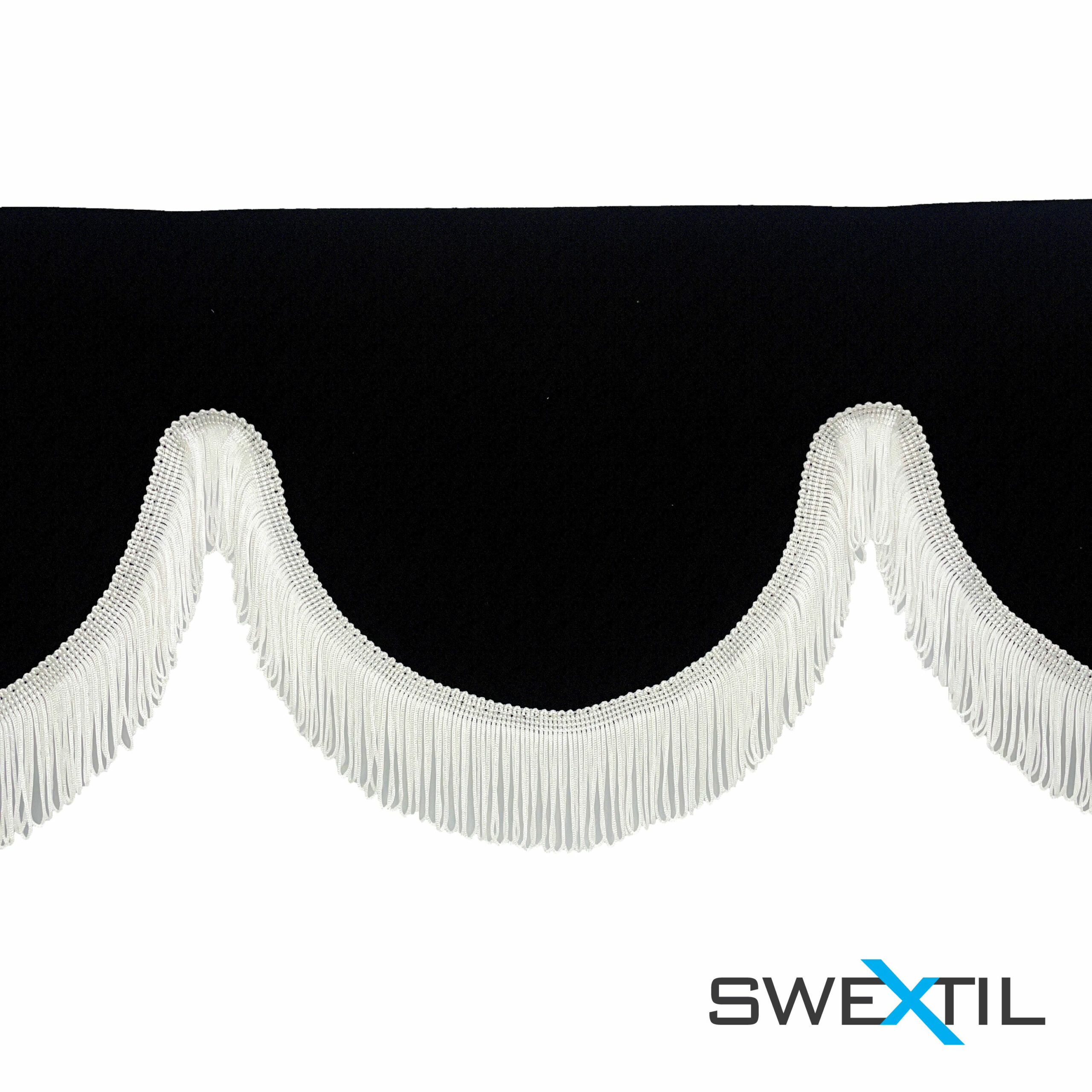 Kaareva verhokappa hapsuilla kuorma-auton tuulilasiin