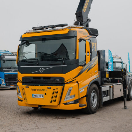 Lisävaloteline katolle jatkoilla Volvo FM4, päiväohjaamo