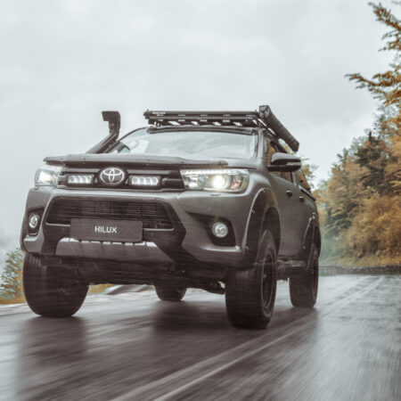 Lazer Grille Kit Toyota Hilux 2017- Triple-R 750 lisävaloilla