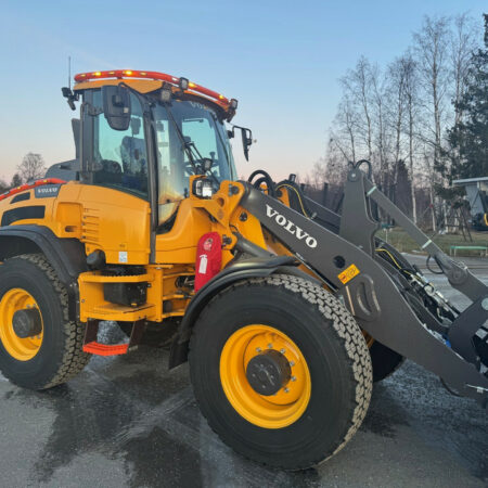 Valoteline katolle Volvo L45-L50G/H pyöräkoneisiin 2012-