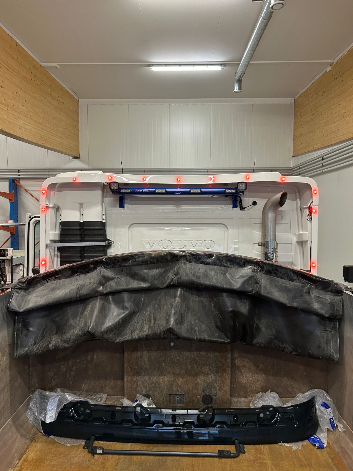 Työvaloteline takaseinään Volvo FH4 - Normaali (lyhyt malli)