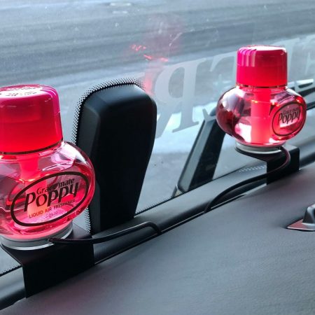 Kuvassa Poppy tuulilasipidike Volvo