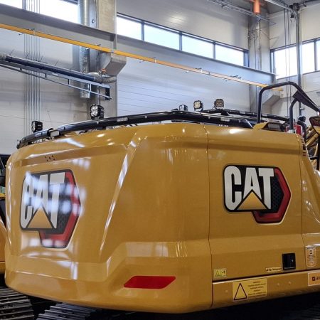 Kuvassa Valoteline taakse Caterpillar NextGen 330 (Premium light kit)