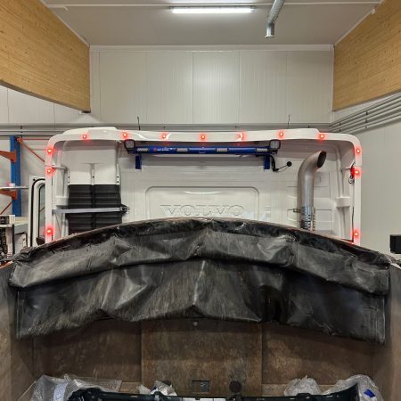 Kuvassa Työvaloteline takaseinään Volvo FH4 - Normaali (lyhyt malli)