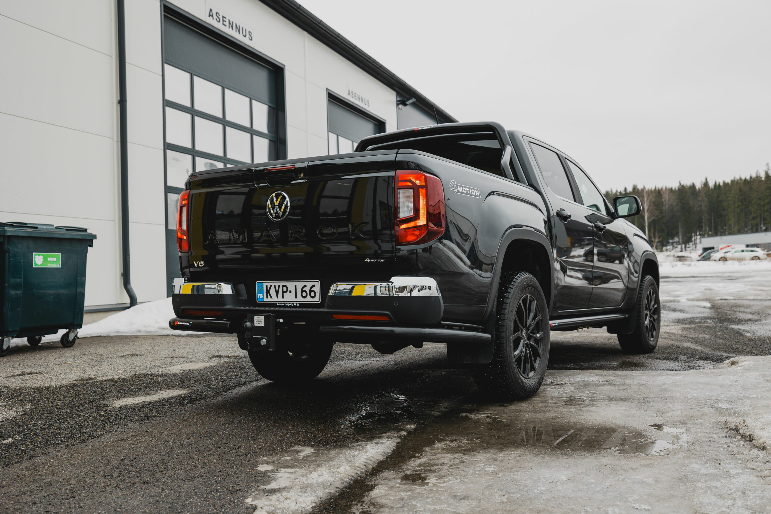 Side bars for pickup trucks